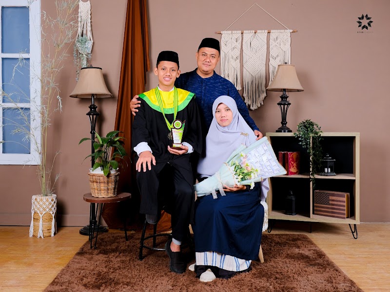 Foto yang Menyimpan Kenangan: 6 P.m Studio Photo di Jantung Cilacap